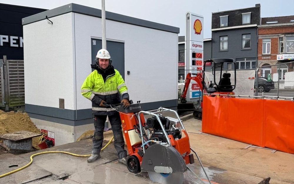 AST BV — vloerzagen op een tankstation-werf